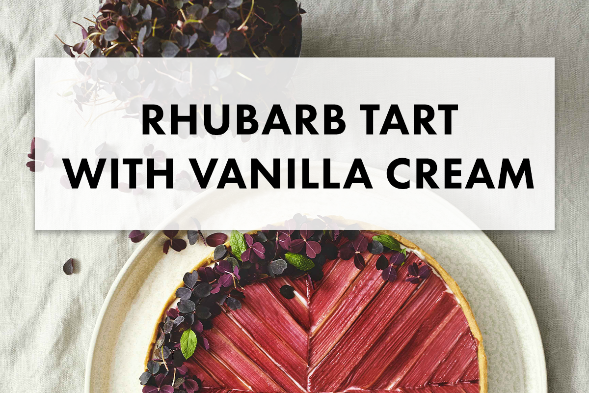 Elegant Rhubarb Pie with Vanilla Cream Filling